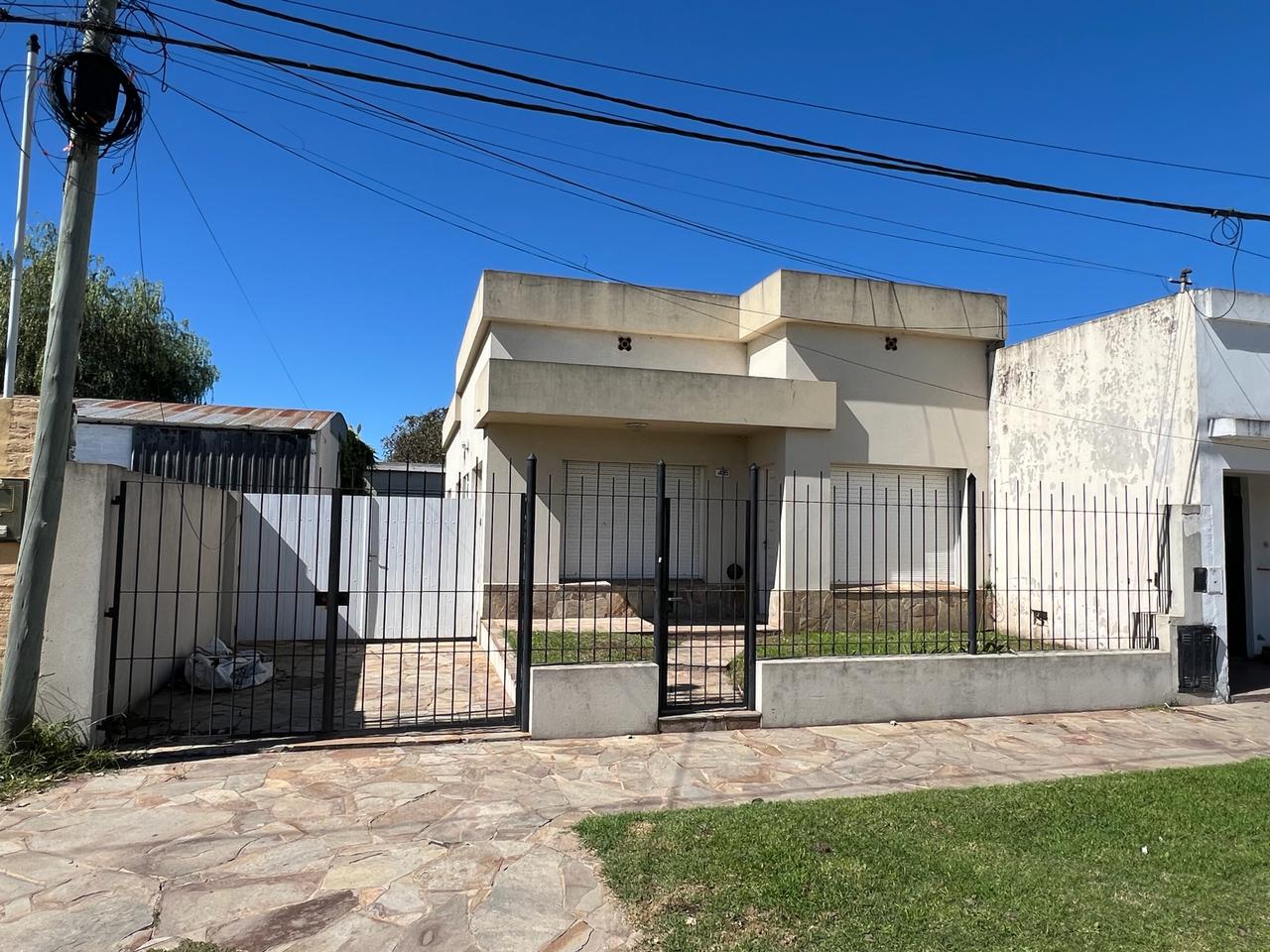 Casa 3 Dorm. – 2 Baños – Galpón – Lobos