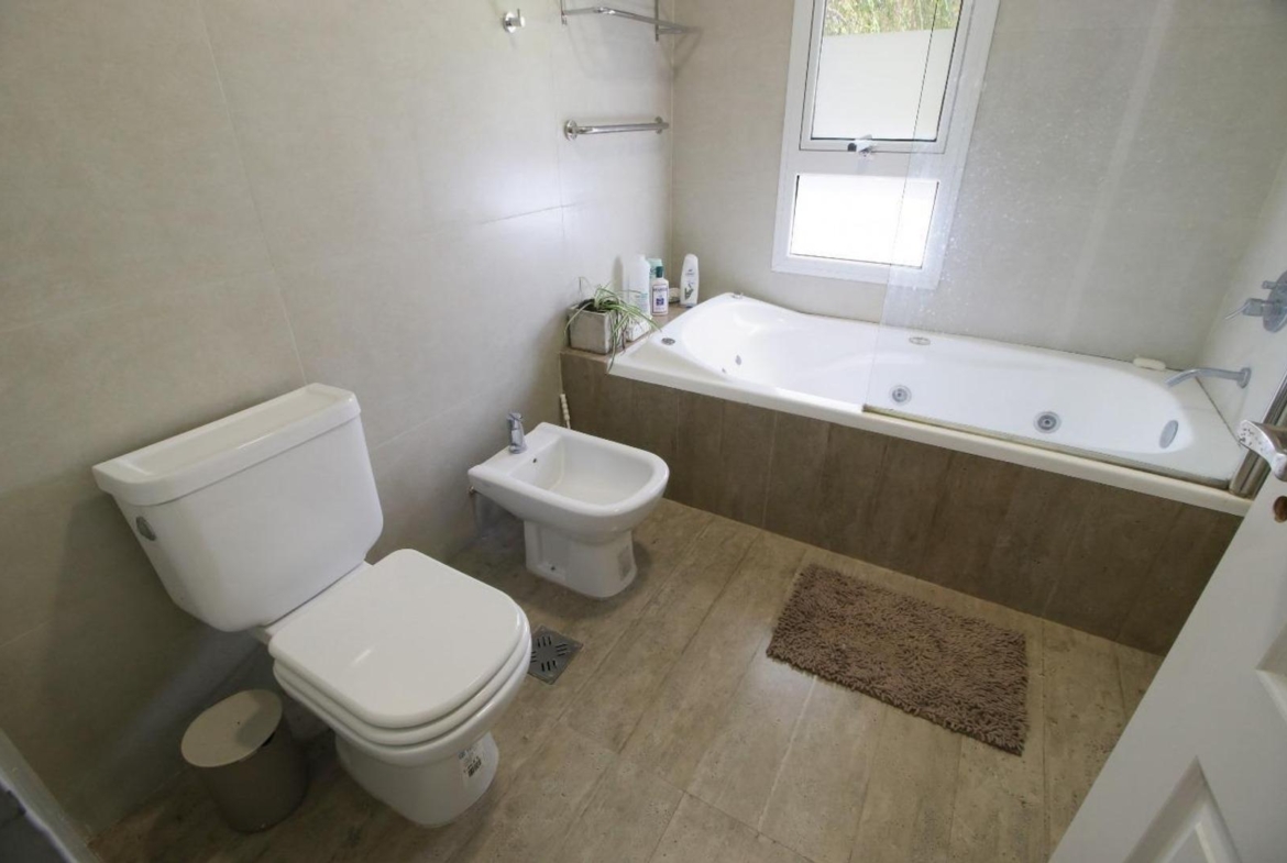 Chacra 2 Dorm. – 3 Baños – Barrio Cerrado Chacras de Uribelarrea