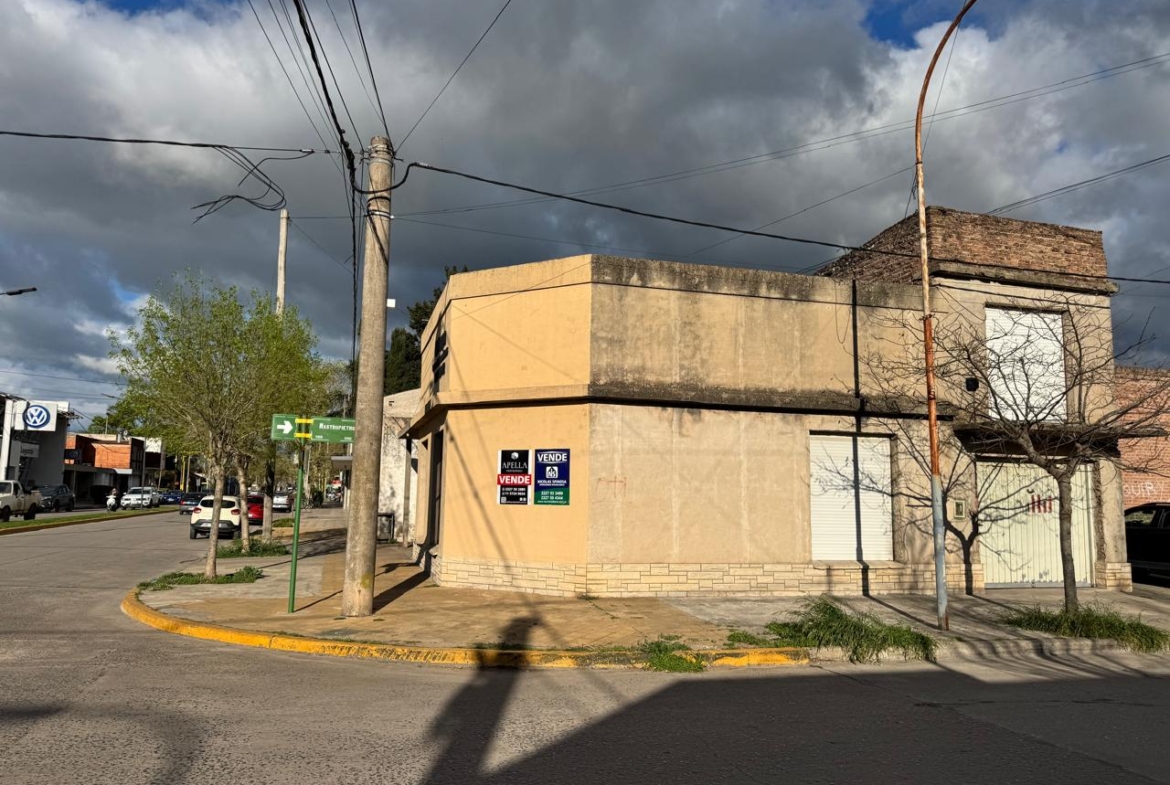 A Refaccionar Casa – Ideal desarrollo comercial – Mixto