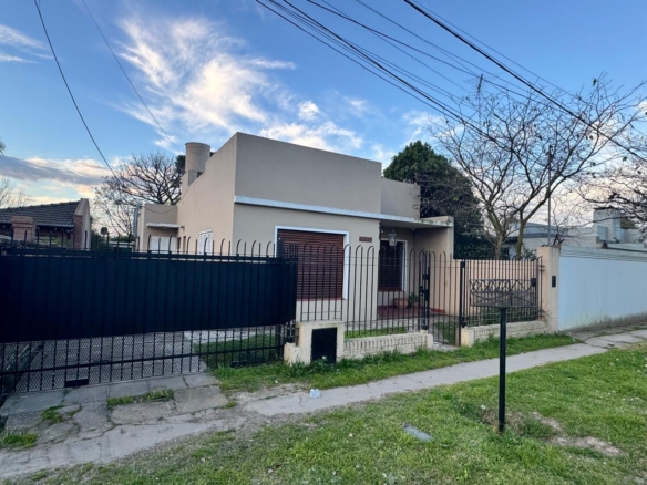 Casa 2 Dorm. Cochera – Patio – Lobos
