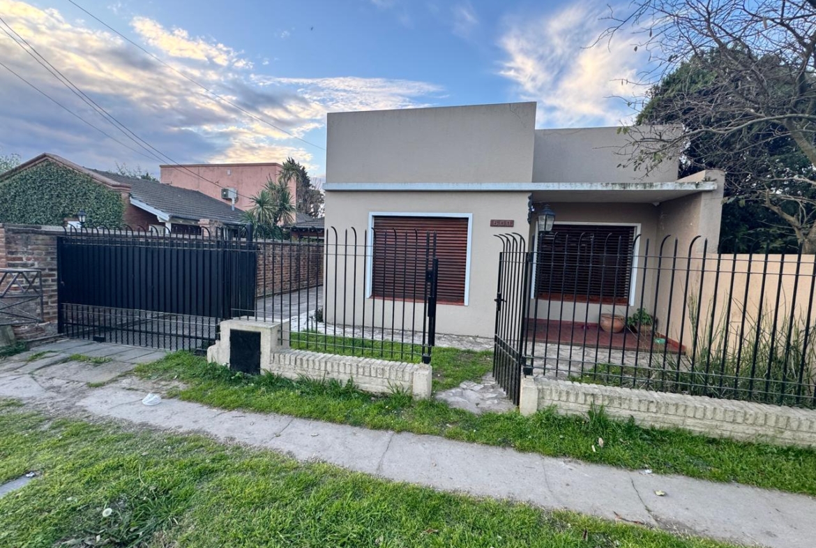 Casa 2 Dorm. Cochera – Patio – Lobos