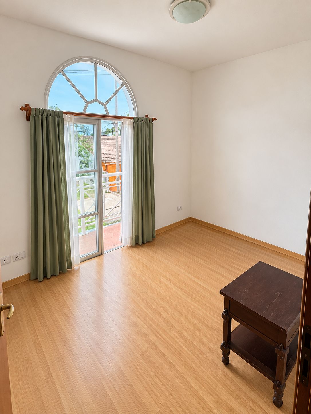 Departamento 2 dormitorios + Local 250 m² – Lobos