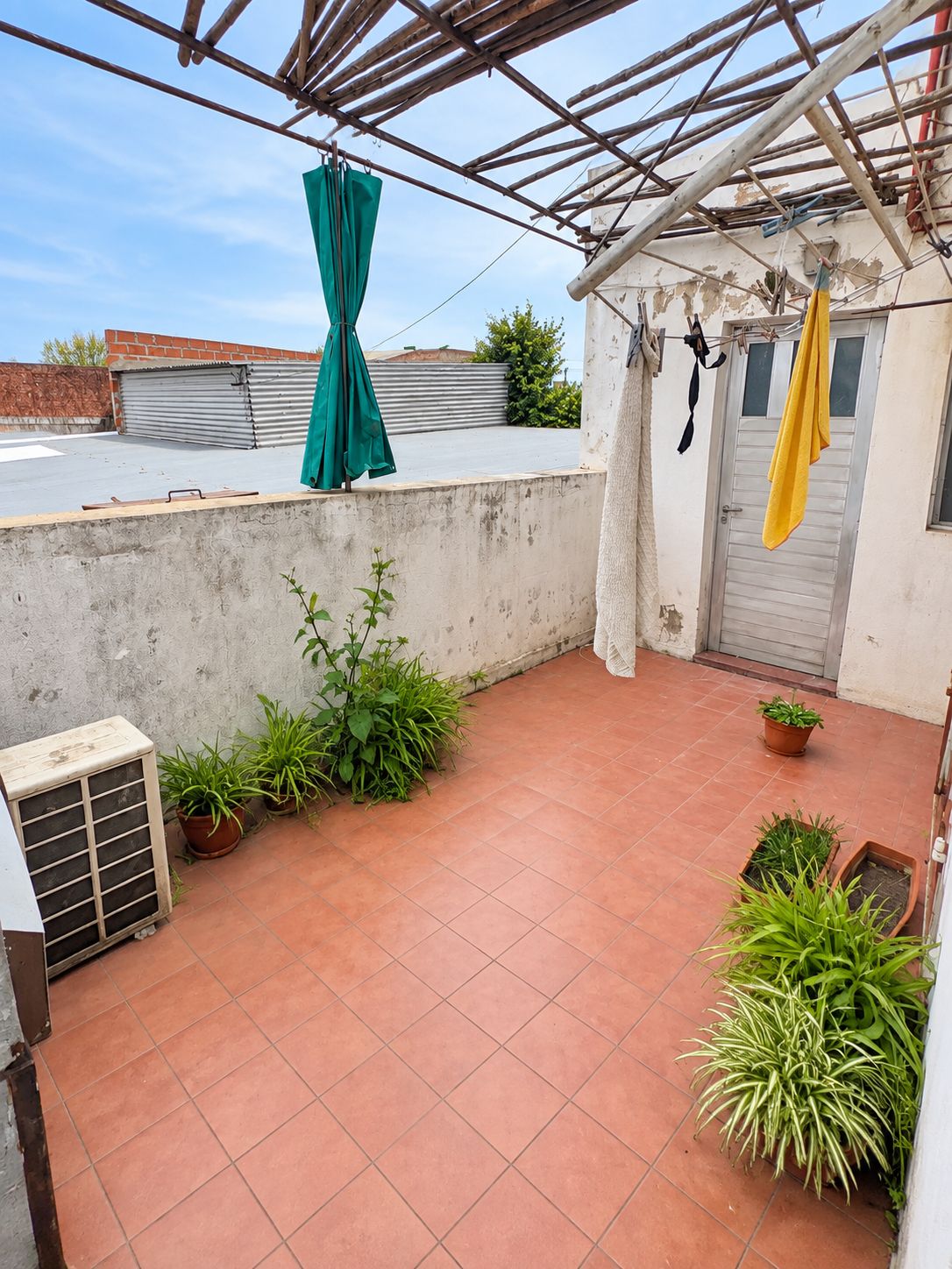 Departamento 2 dormitorios + Local 250 m² – Lobos